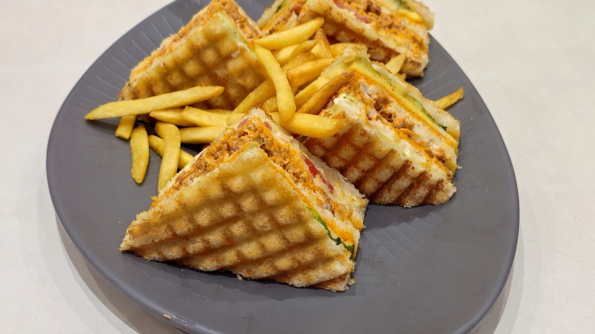 Tabakta ızgara tost üçgenleri ve patates kızartması